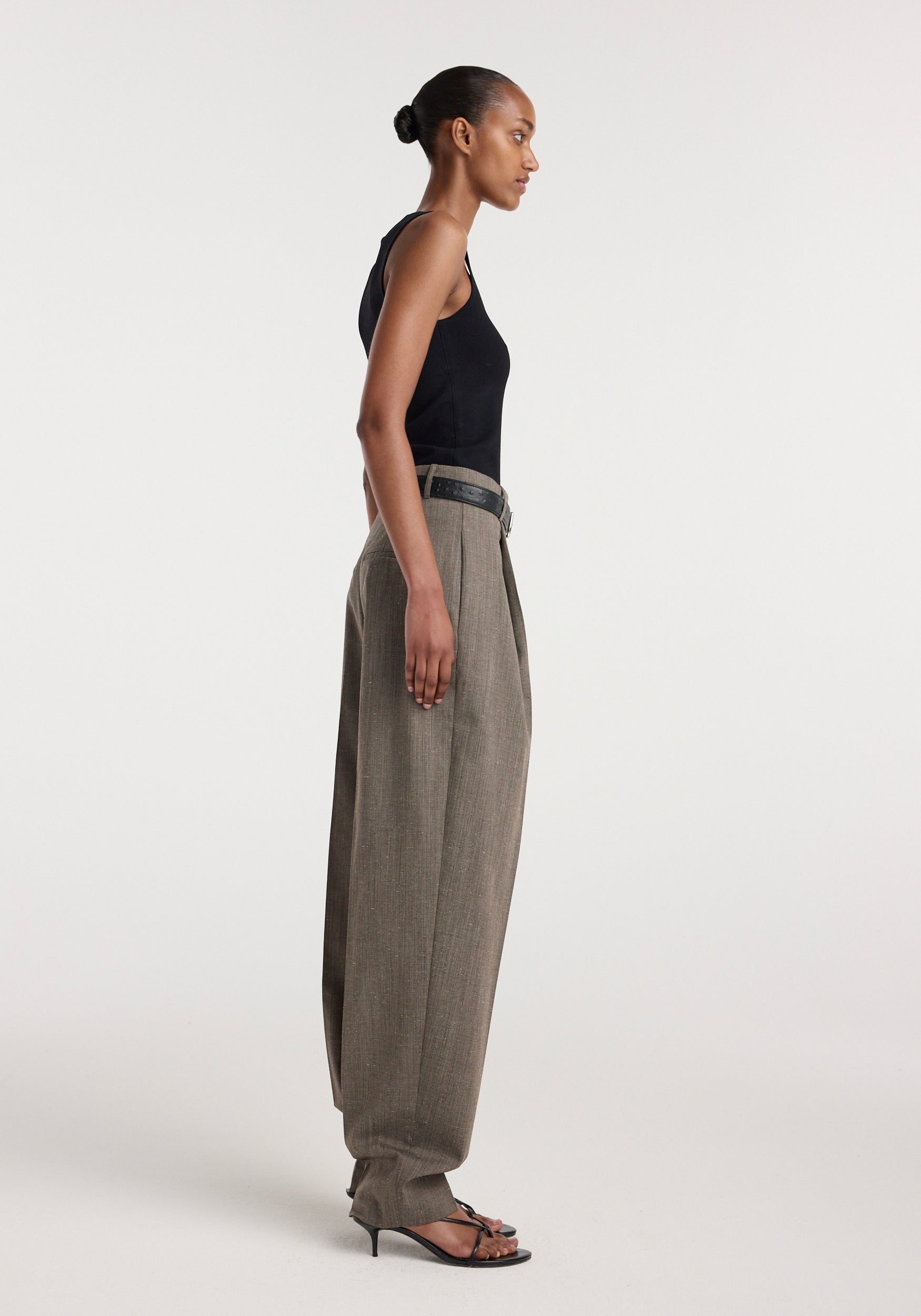 【ENFOLD】2024年SS DRAPE TAPERED-TROUSERS Daria - Single pleat tapered trousers– Róhe