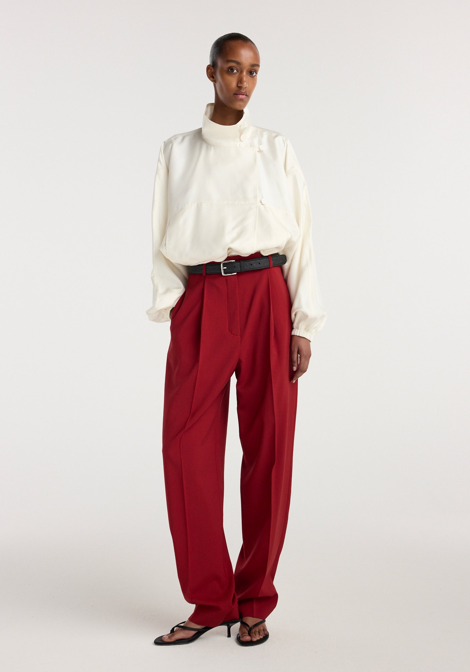 Daria - Single pleat tapered trousers | carmine