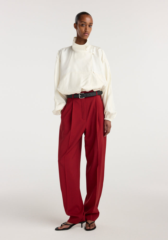 Daria - Single pleat tapered trousers | carmine