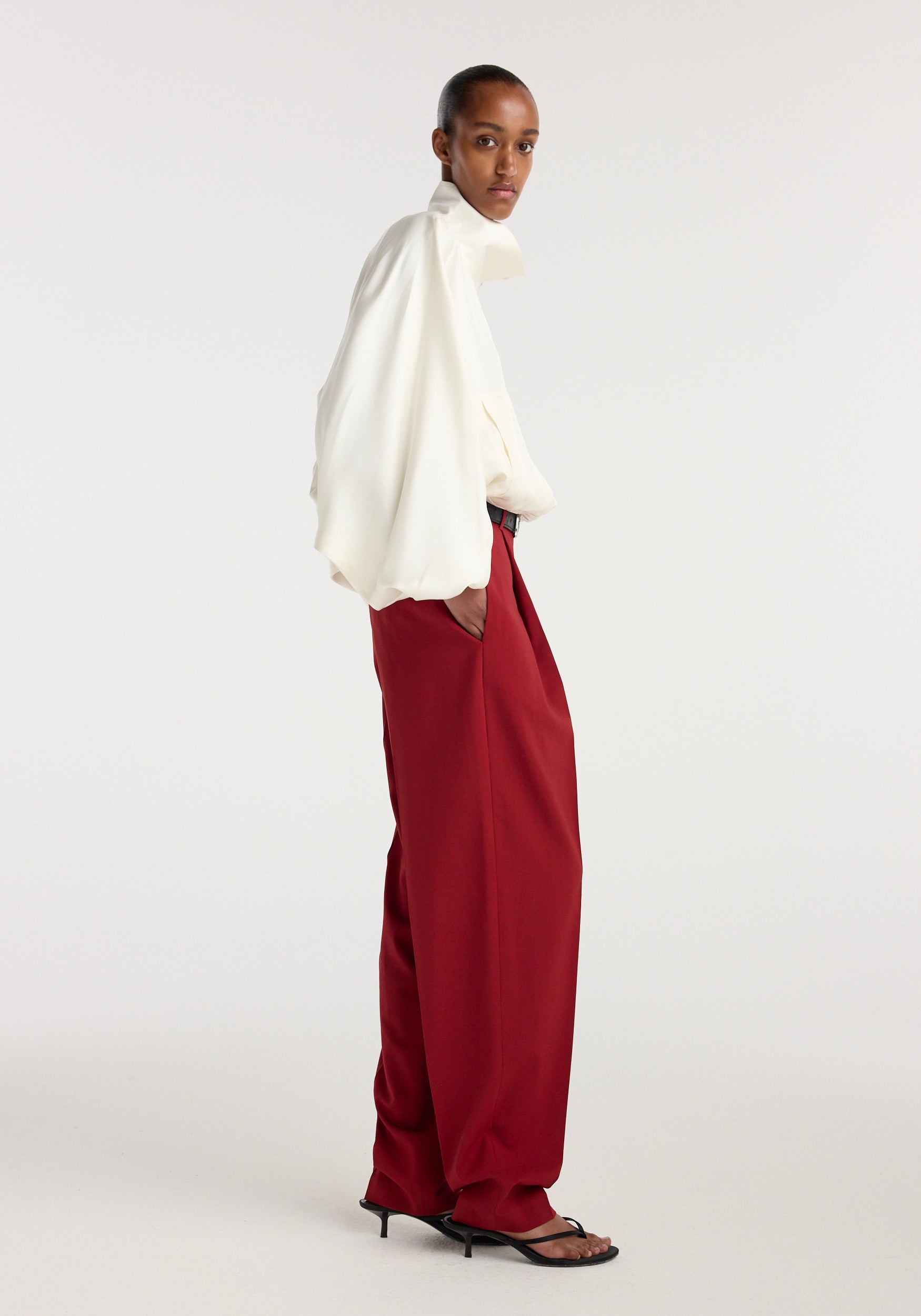Daria - Single pleat tapered trousers | carmine