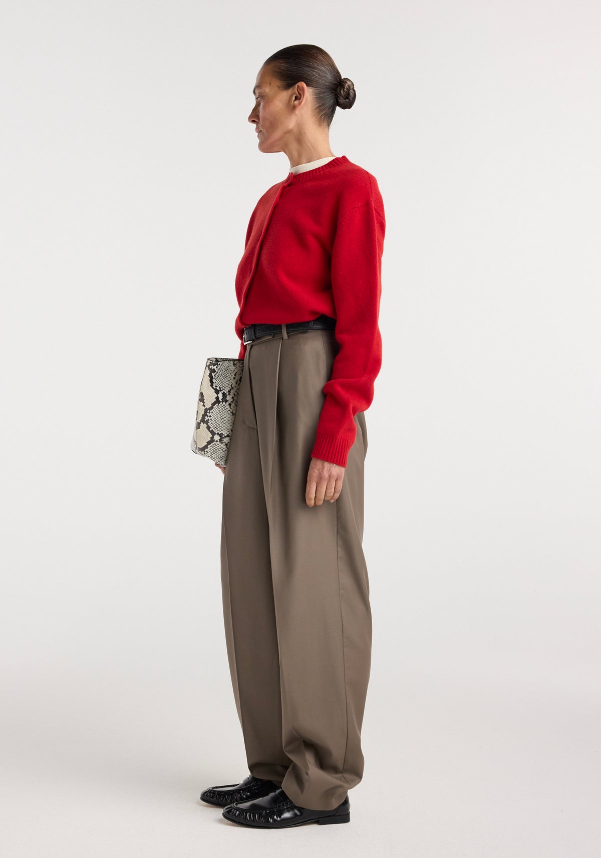 Daria - Single pleat tapered trousers | desert brown