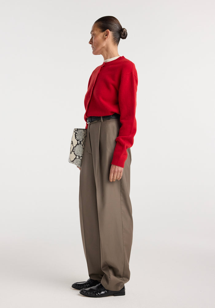 Daria - Single pleat tapered trousers | desert brown