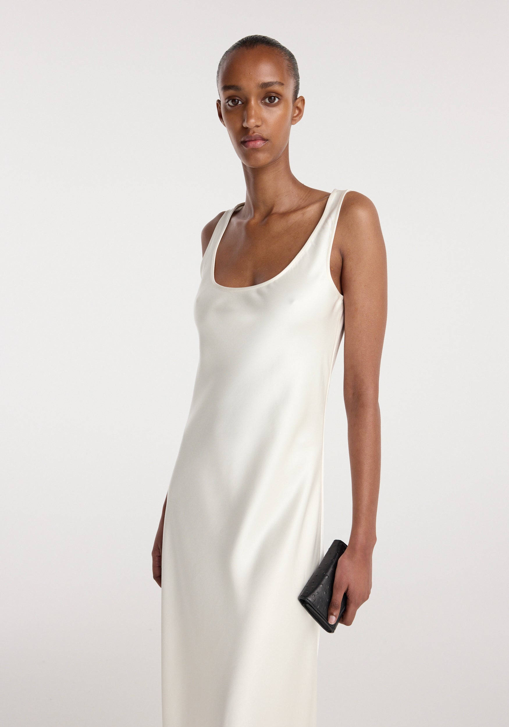 Scoop neck satin dress– Róhe