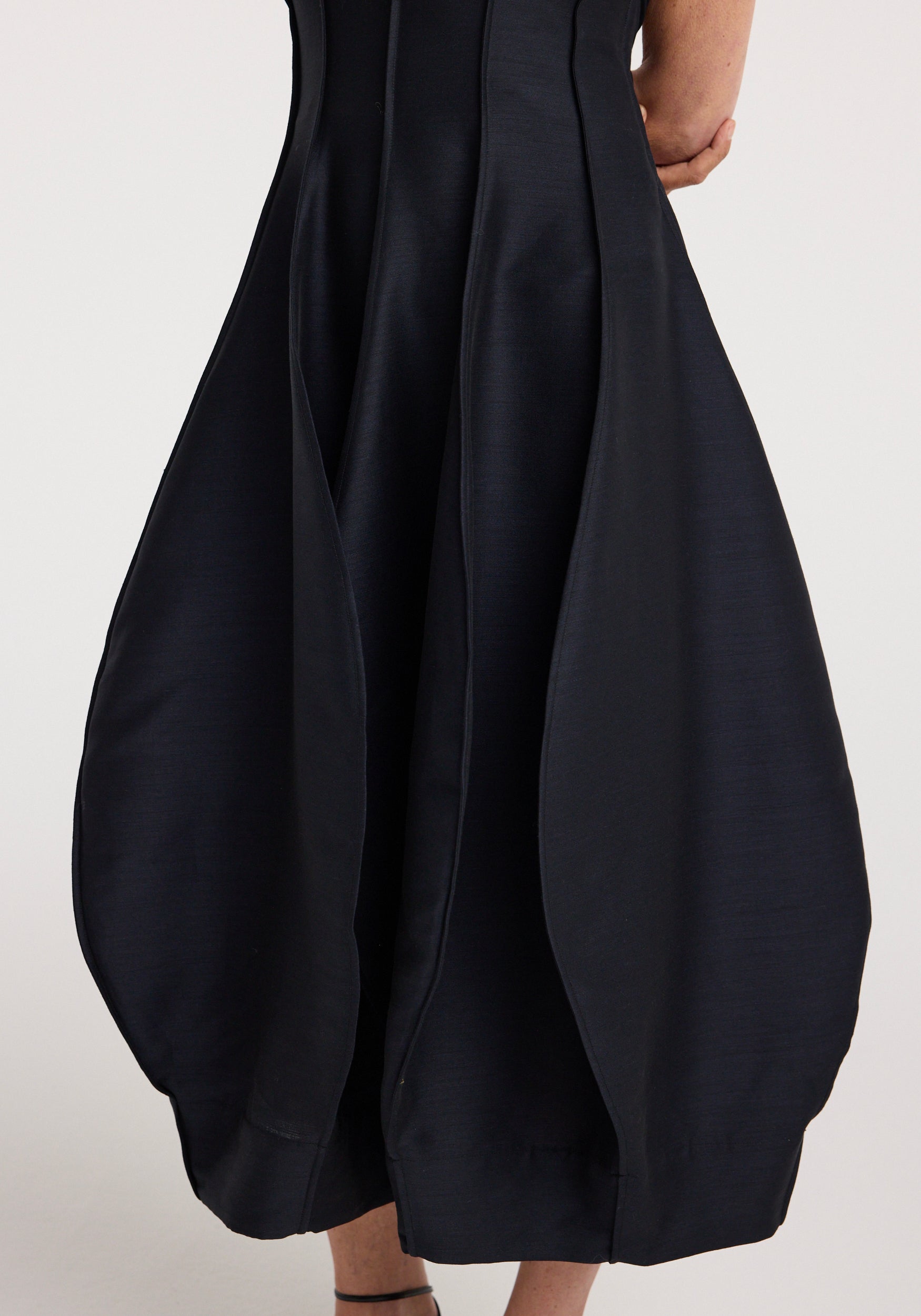 Open back tulip dress– Róhe
