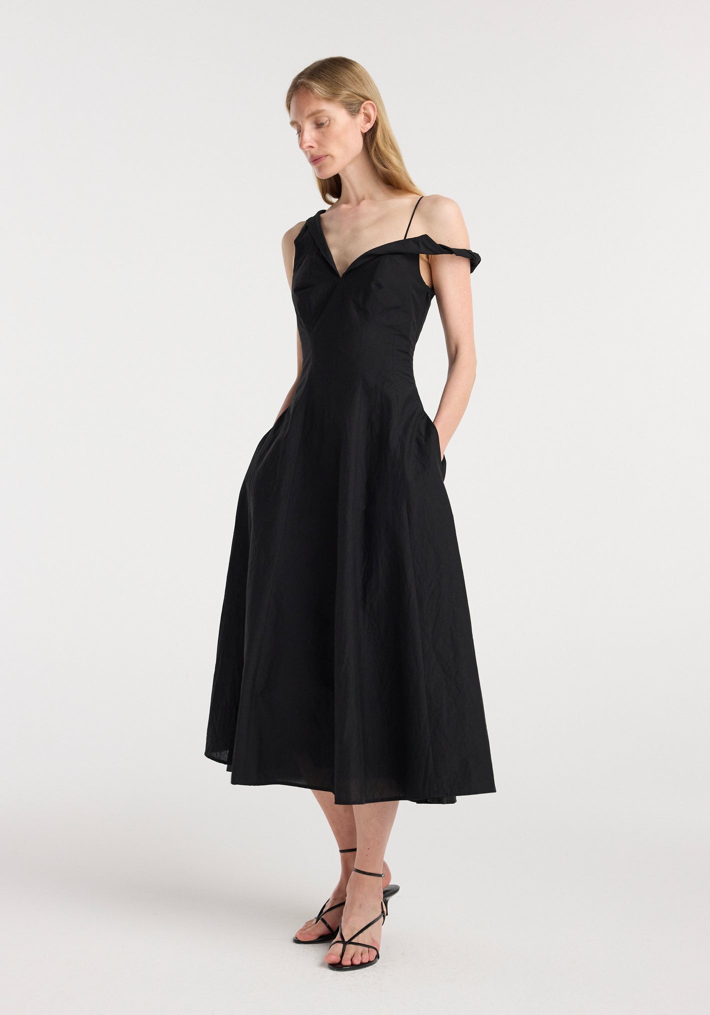 Twisted shoulder dress | black