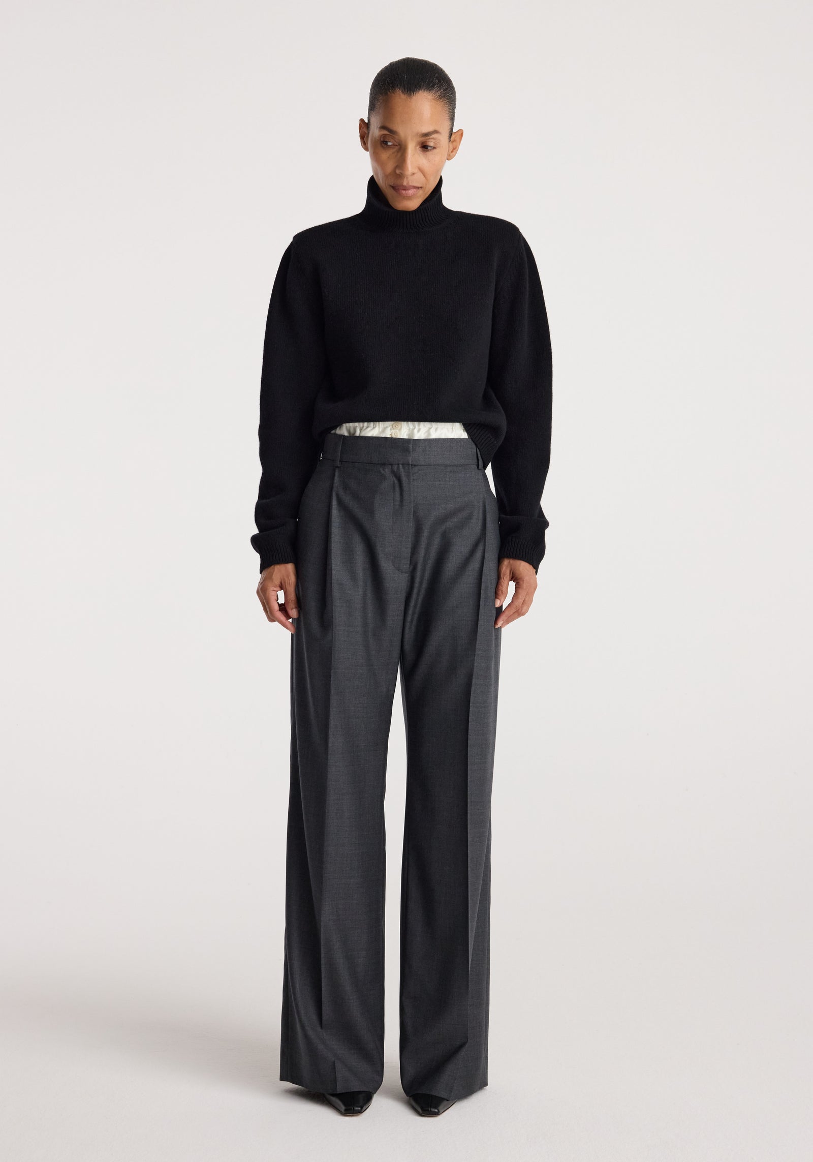 Statement shoulder turtleneck | black
