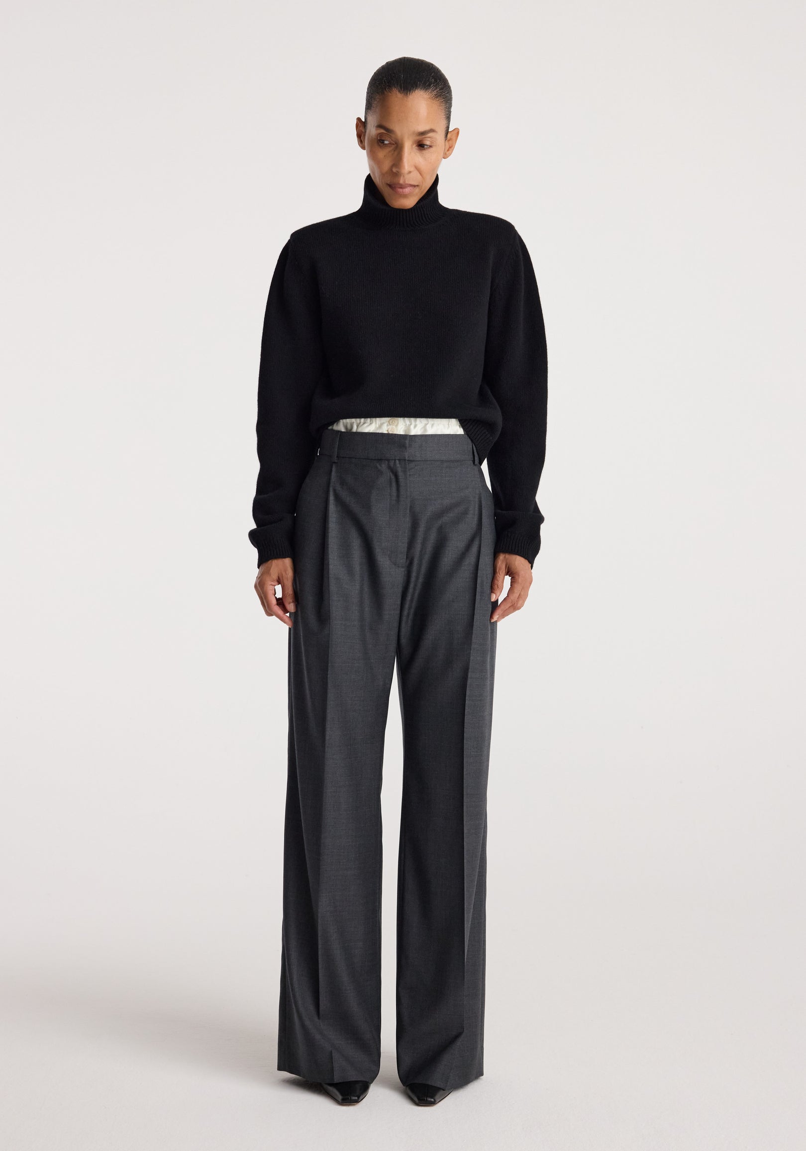 Statement shoulder turtleneck | black
