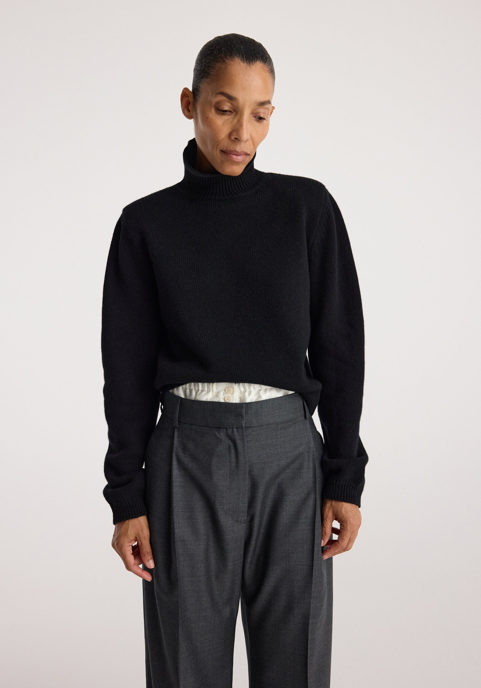 Statement shoulder turtleneck | black