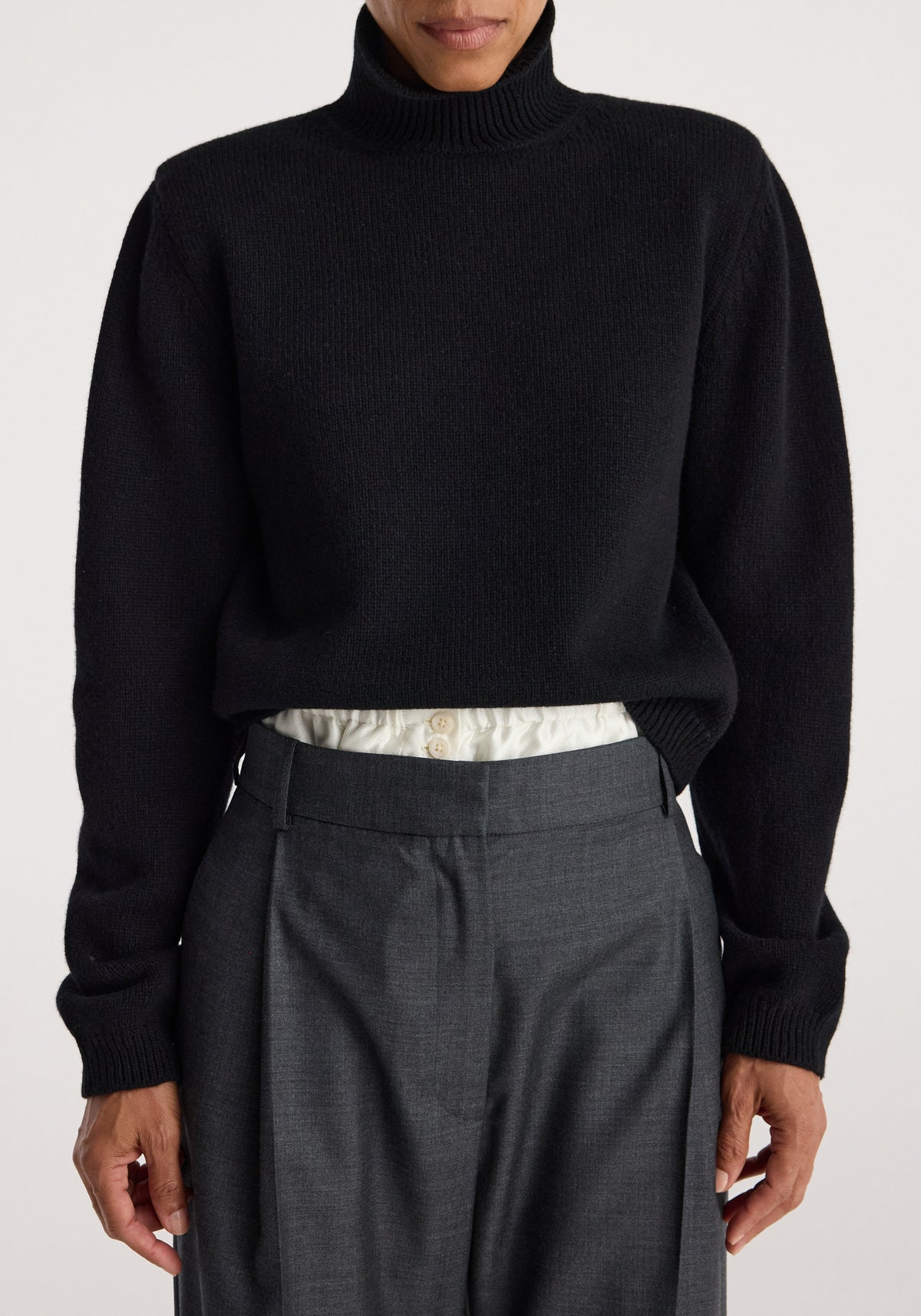 Statement shoulder turtleneck | black