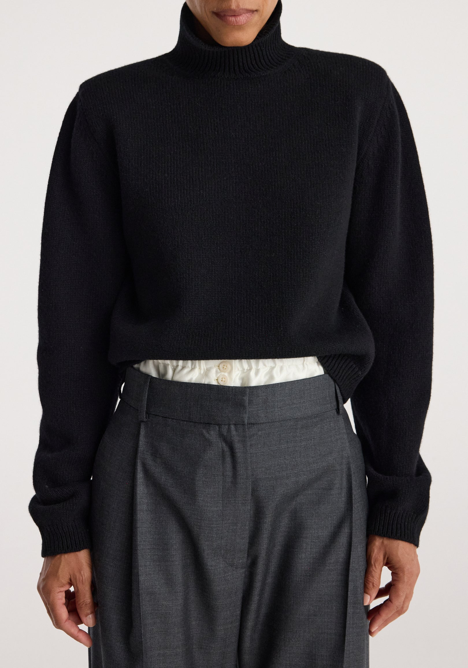 Statement shoulder turtleneck | black