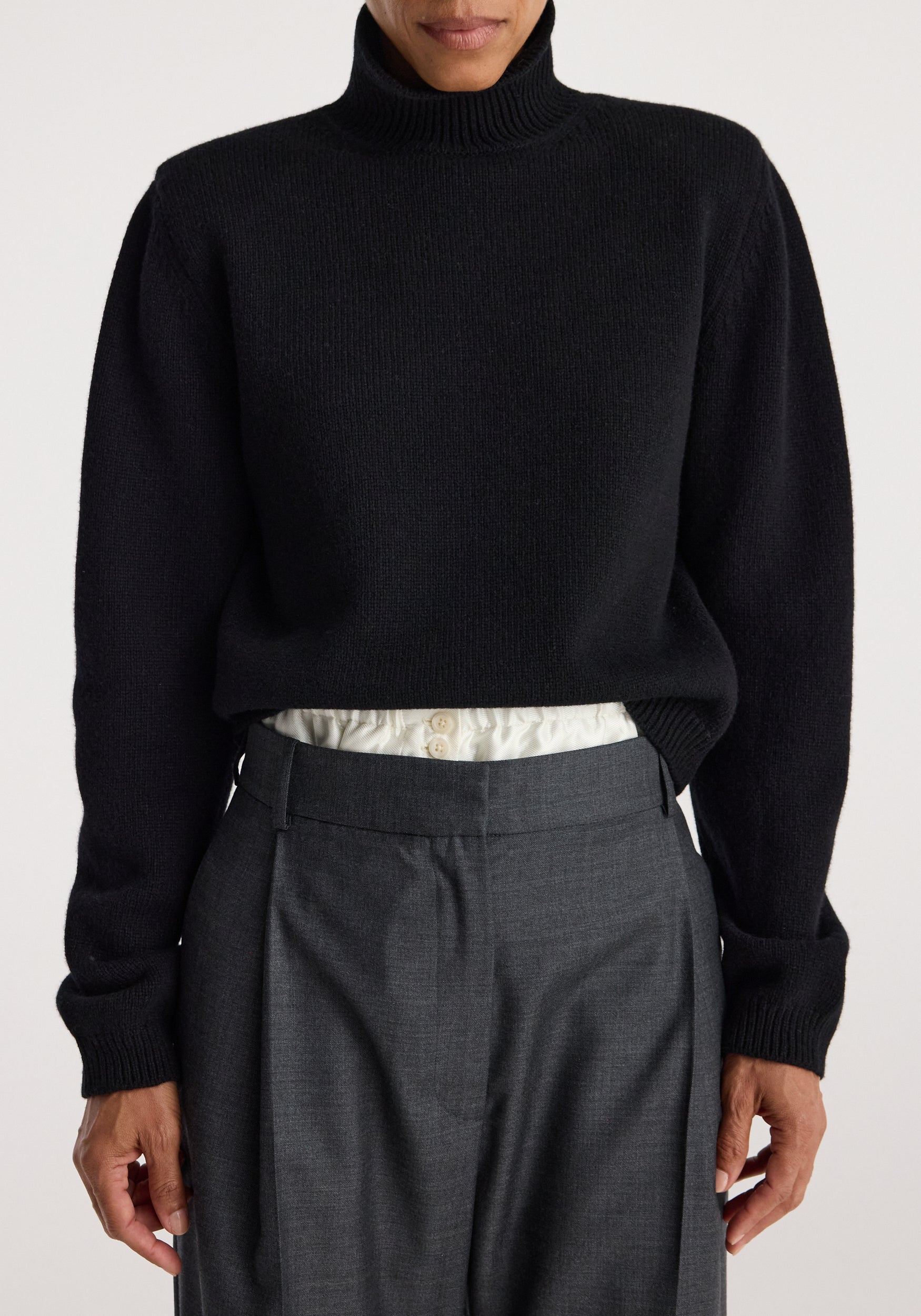 Statement shoulder turtleneck | black