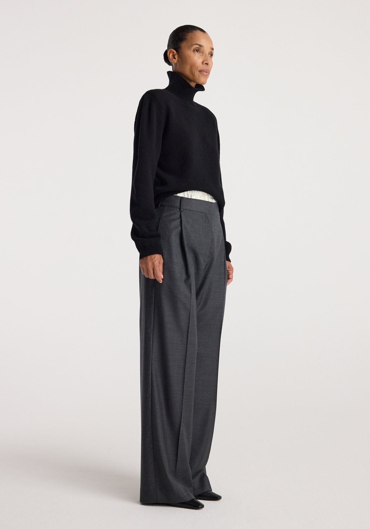Statement shoulder turtleneck | black