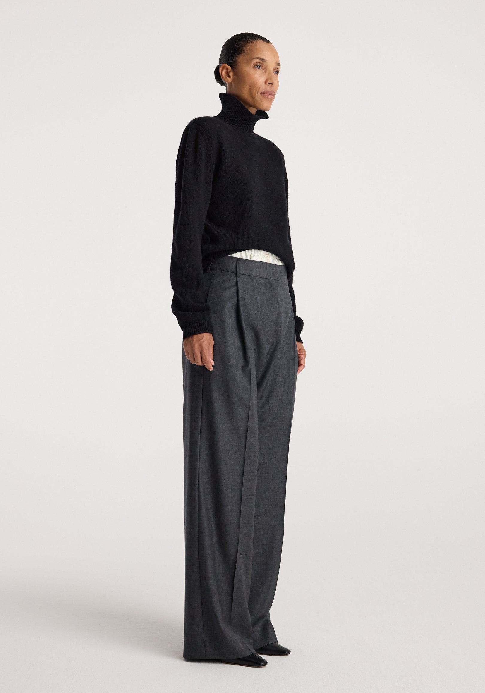 Statement shoulder turtleneck | black
