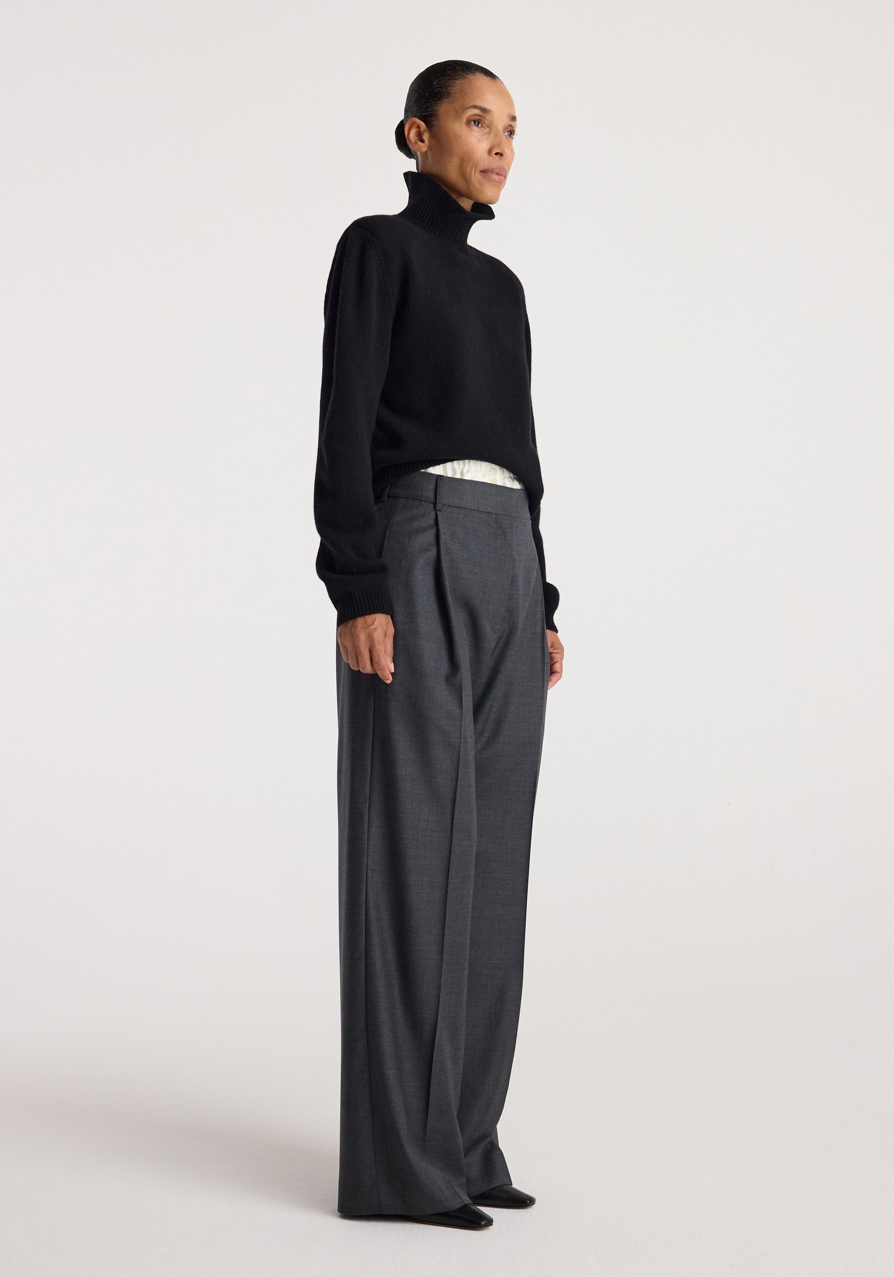 Statement shoulder turtleneck | black