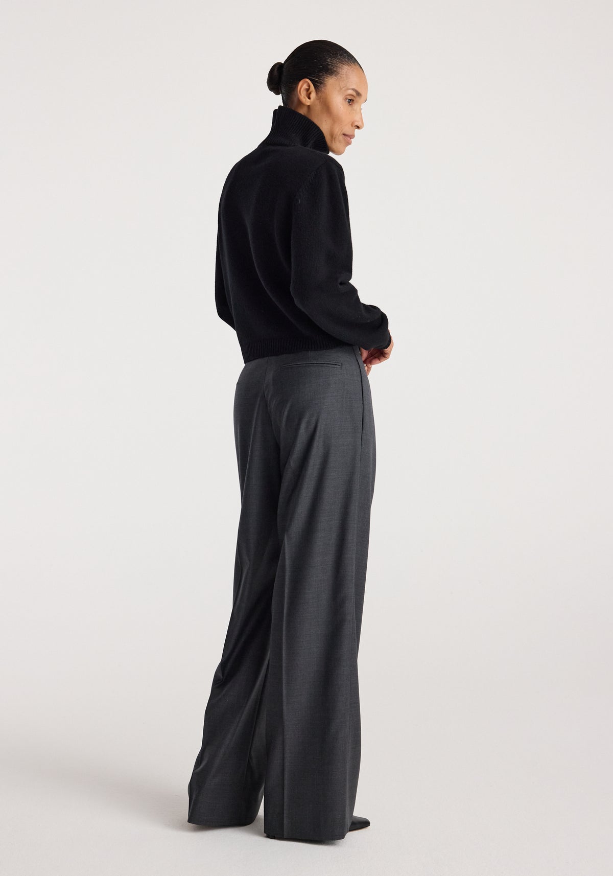 Statement shoulder turtleneck | black