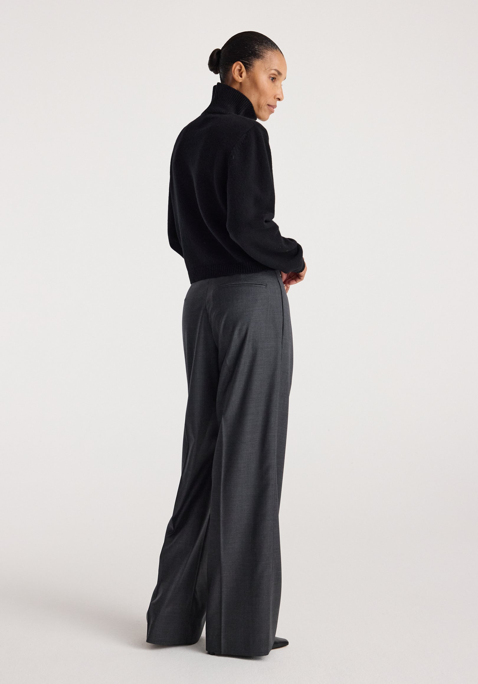 Statement shoulder turtleneck | black
