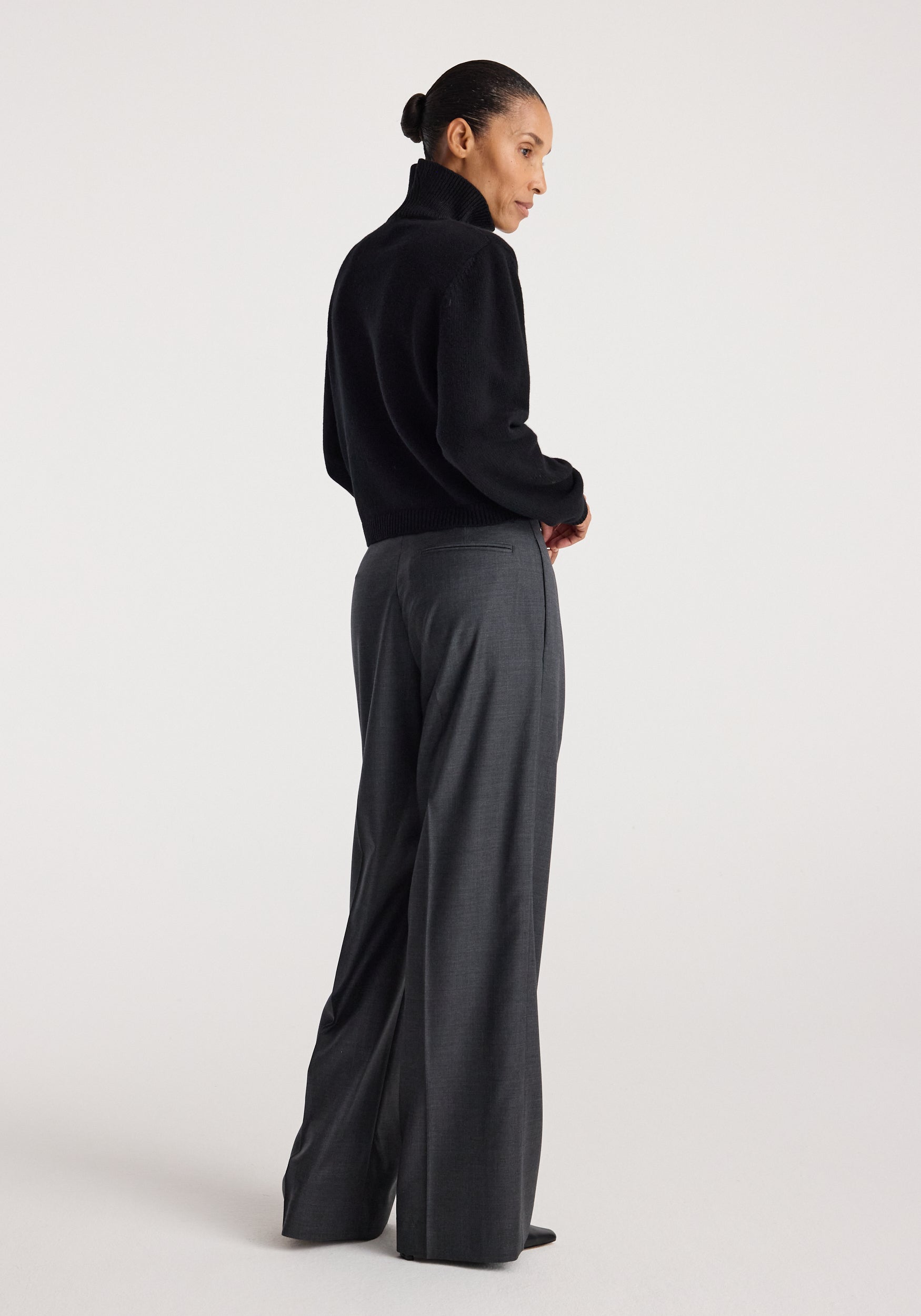 Statement shoulder turtleneck | black