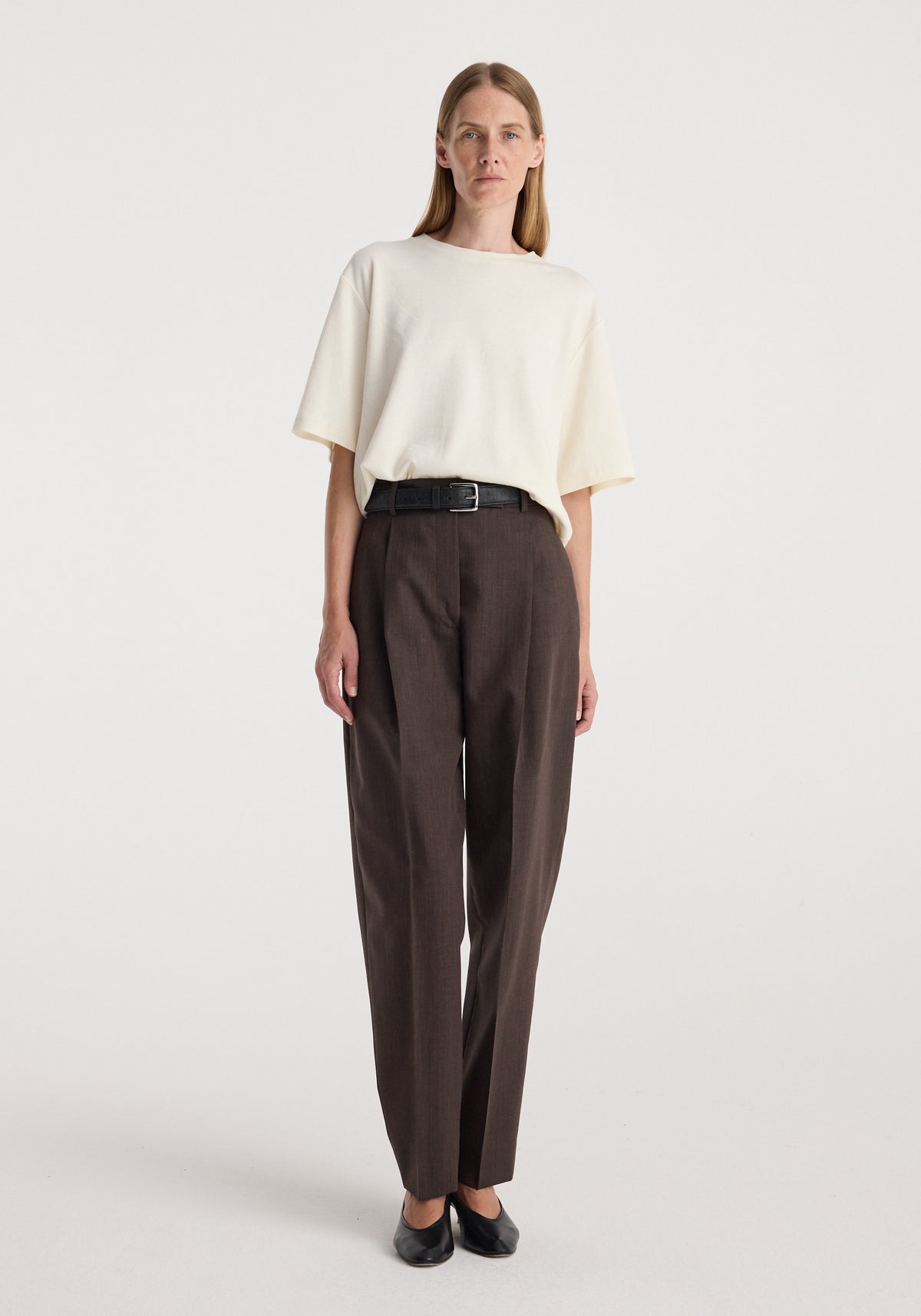 Daria - Single pleat straight leg trousers | dark brown