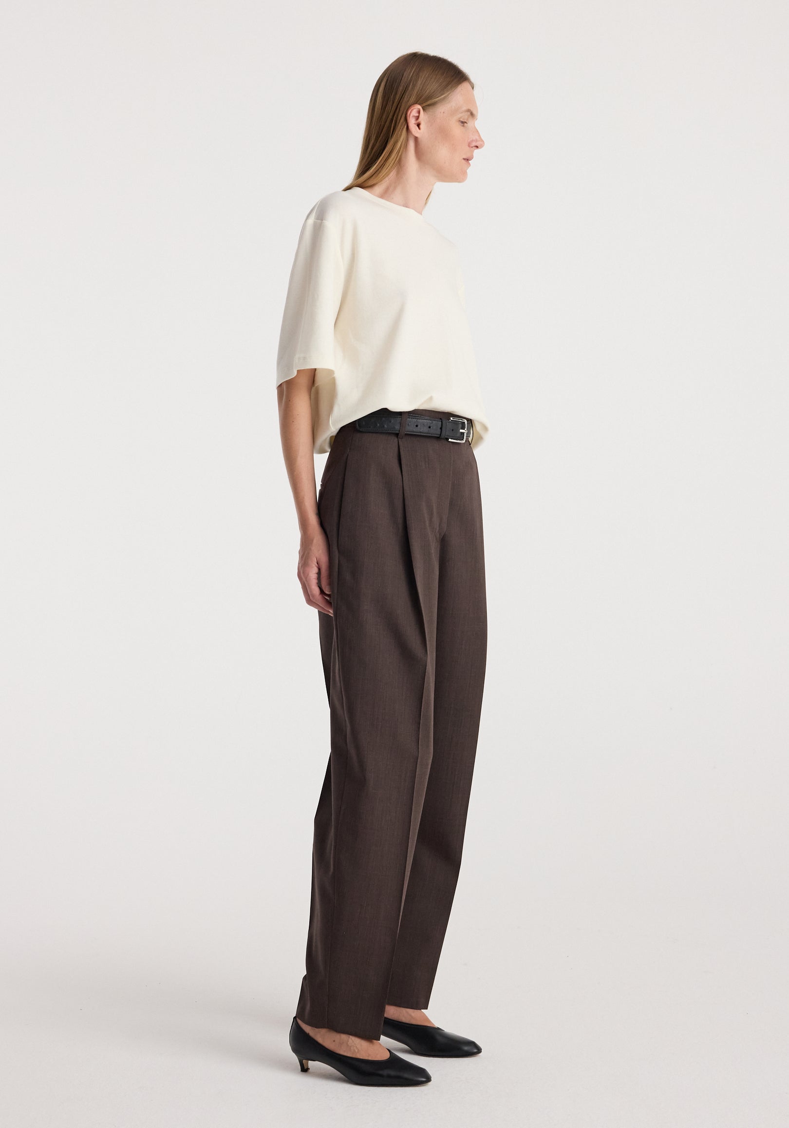 Daria - Single pleat straight leg trousers | dark brown