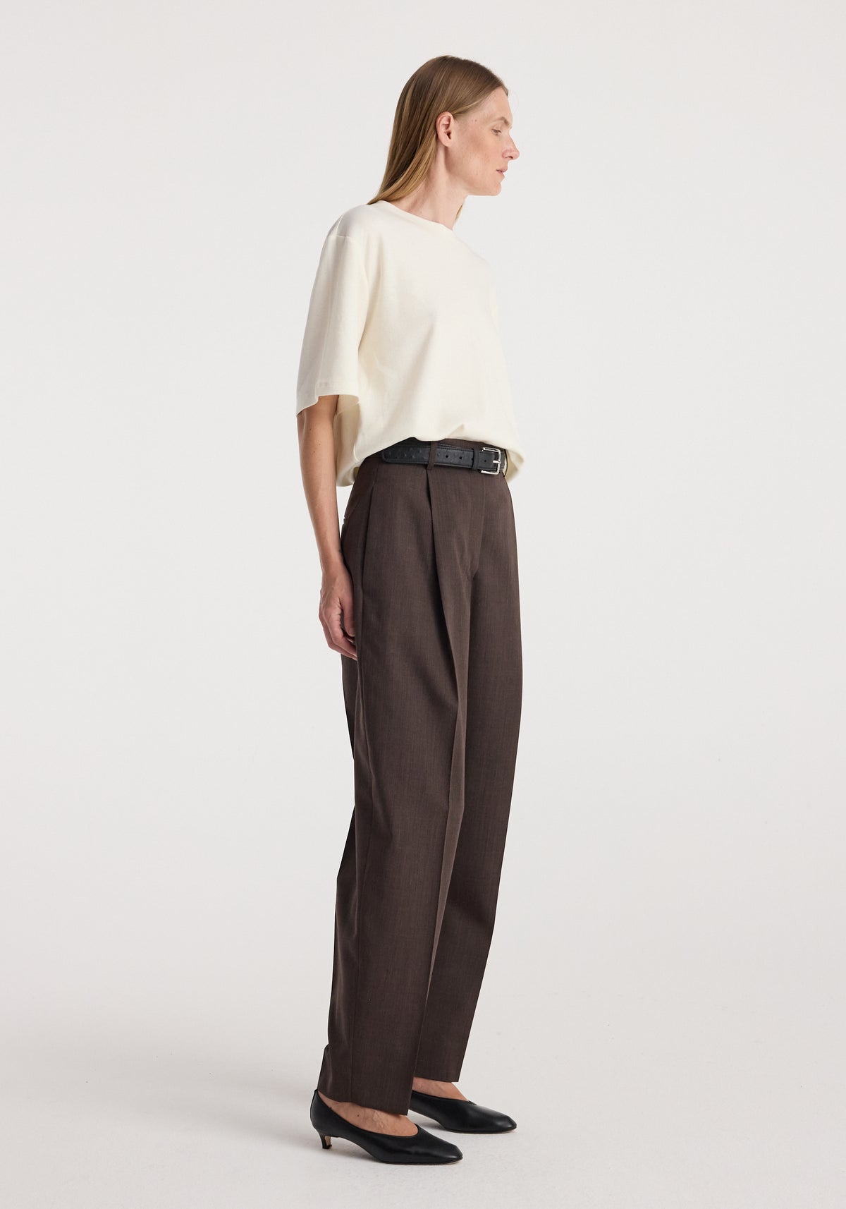 Daria - Single pleat straight leg trousers | dark brown