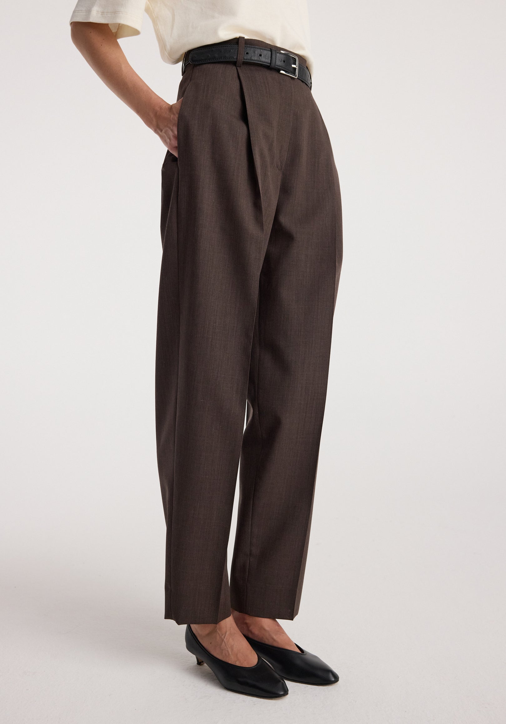 Daria - Single pleat straight leg trousers | dark brown