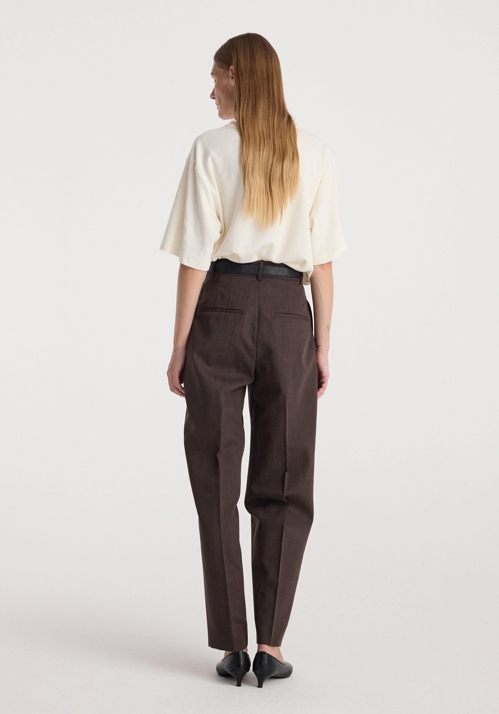 Daria - Single pleat straight leg trousers | dark brown