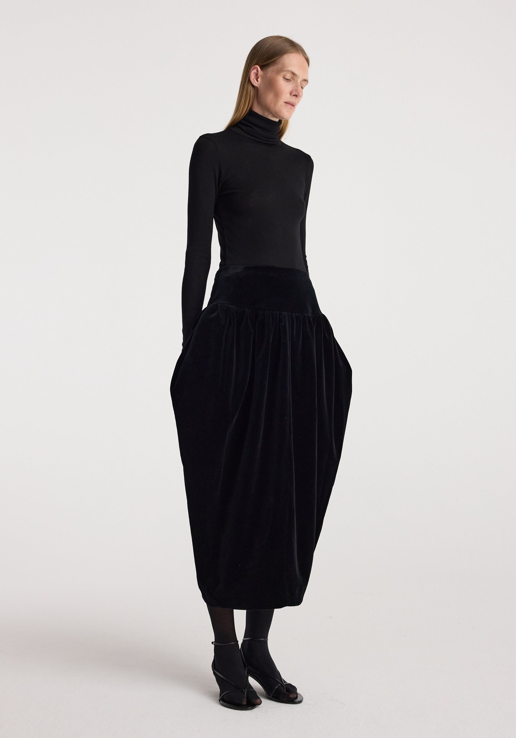 Sculptural volume velvet skirt | black