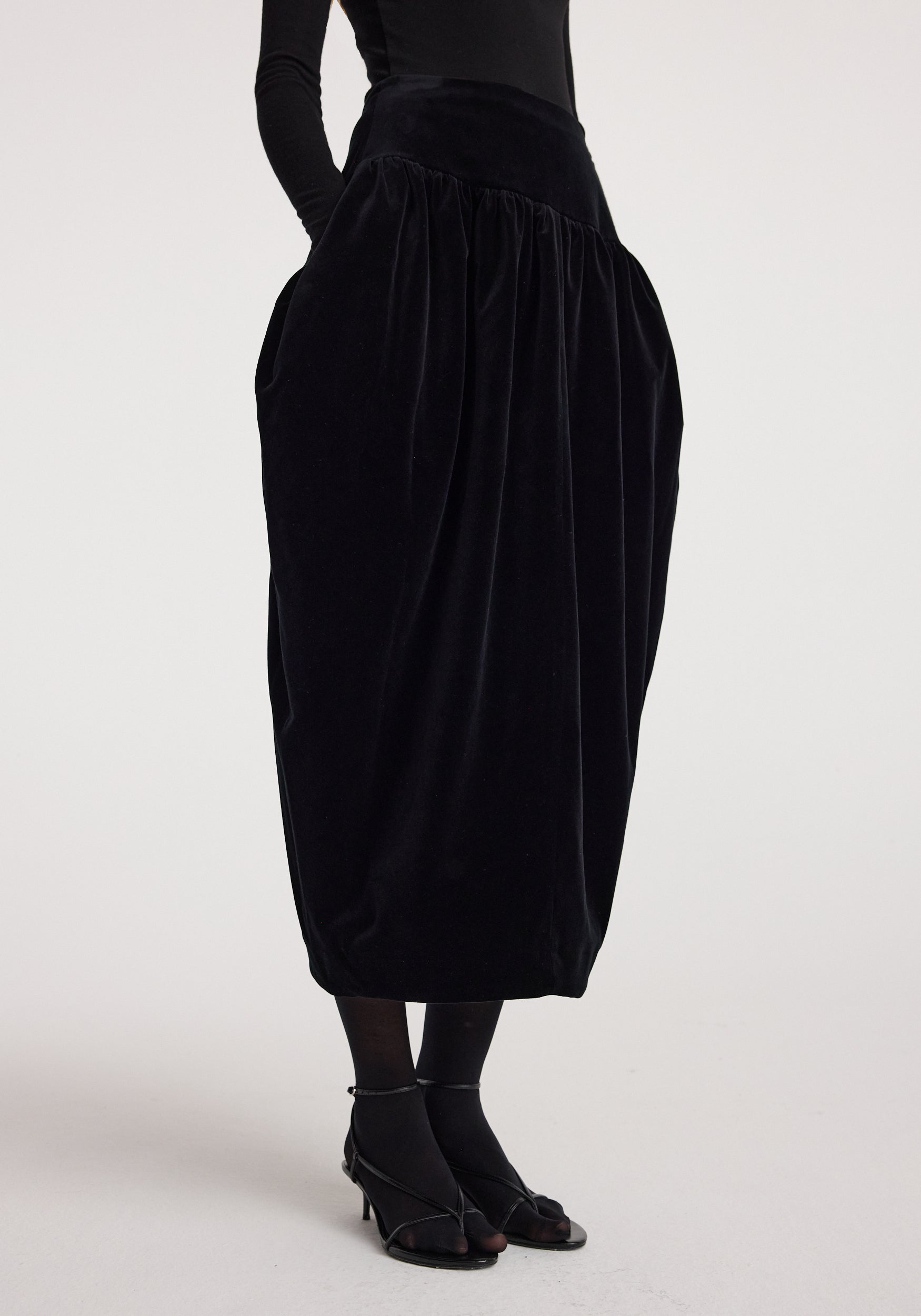 Sculptural volume velvet skirt | black