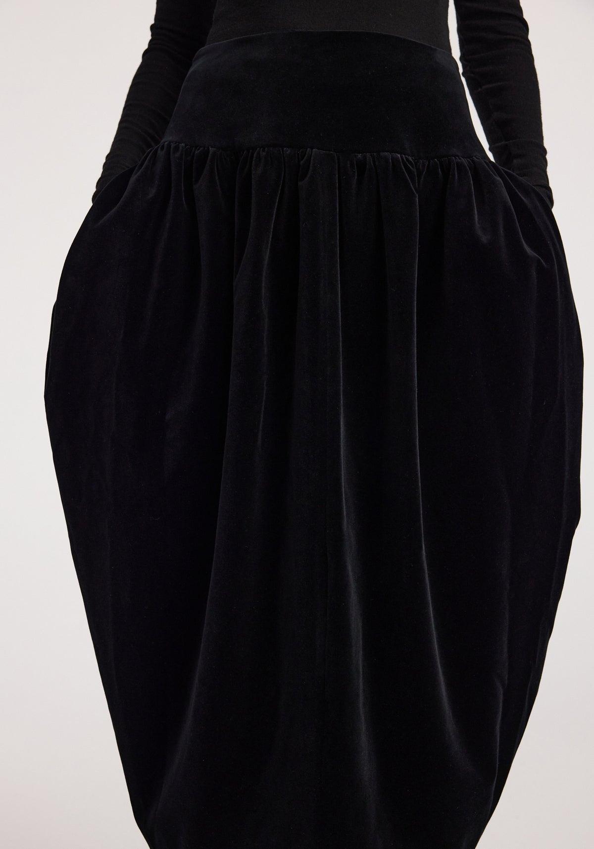 Sculptural volume velvet skirt | black