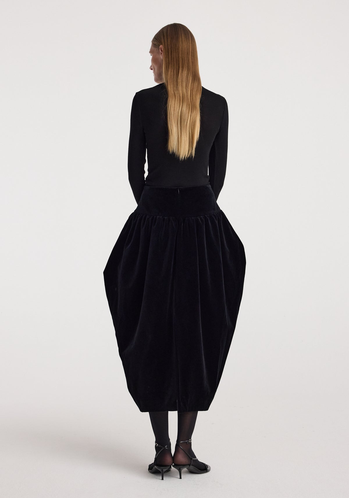Sculptural volume velvet skirt | black