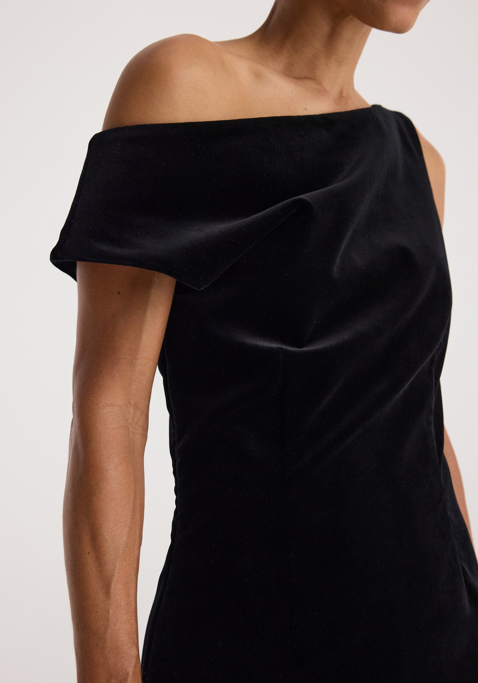 Sculptural off-shoulder velvet gown | black