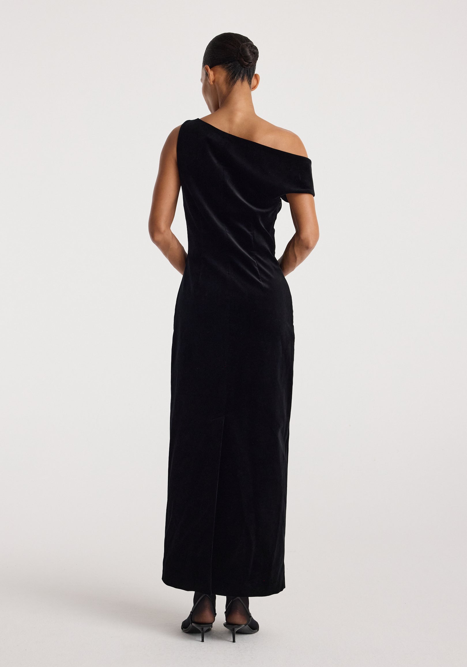 Sculptural off-shoulder velvet gown | black