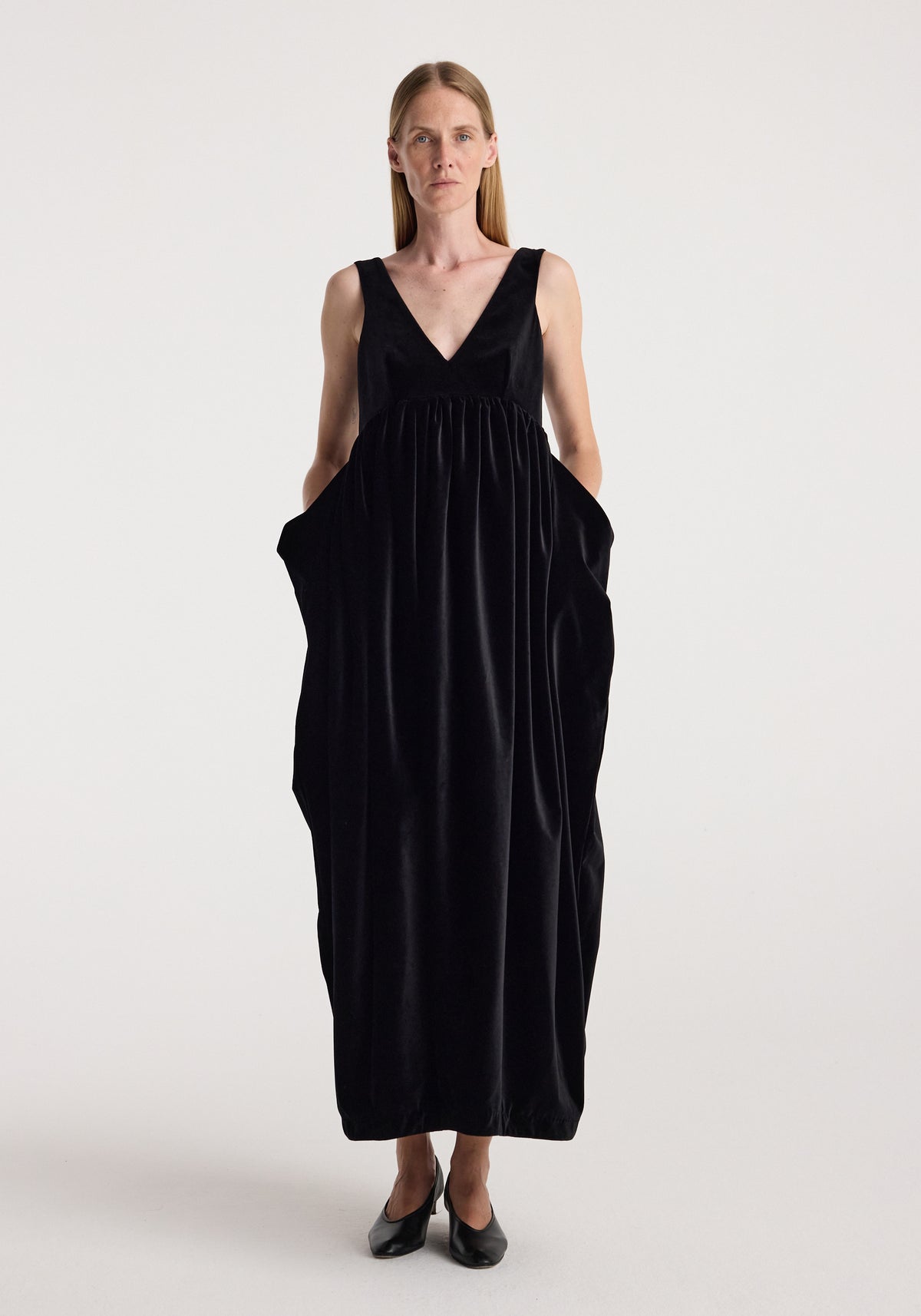 Sculptural volume velvet dress | black