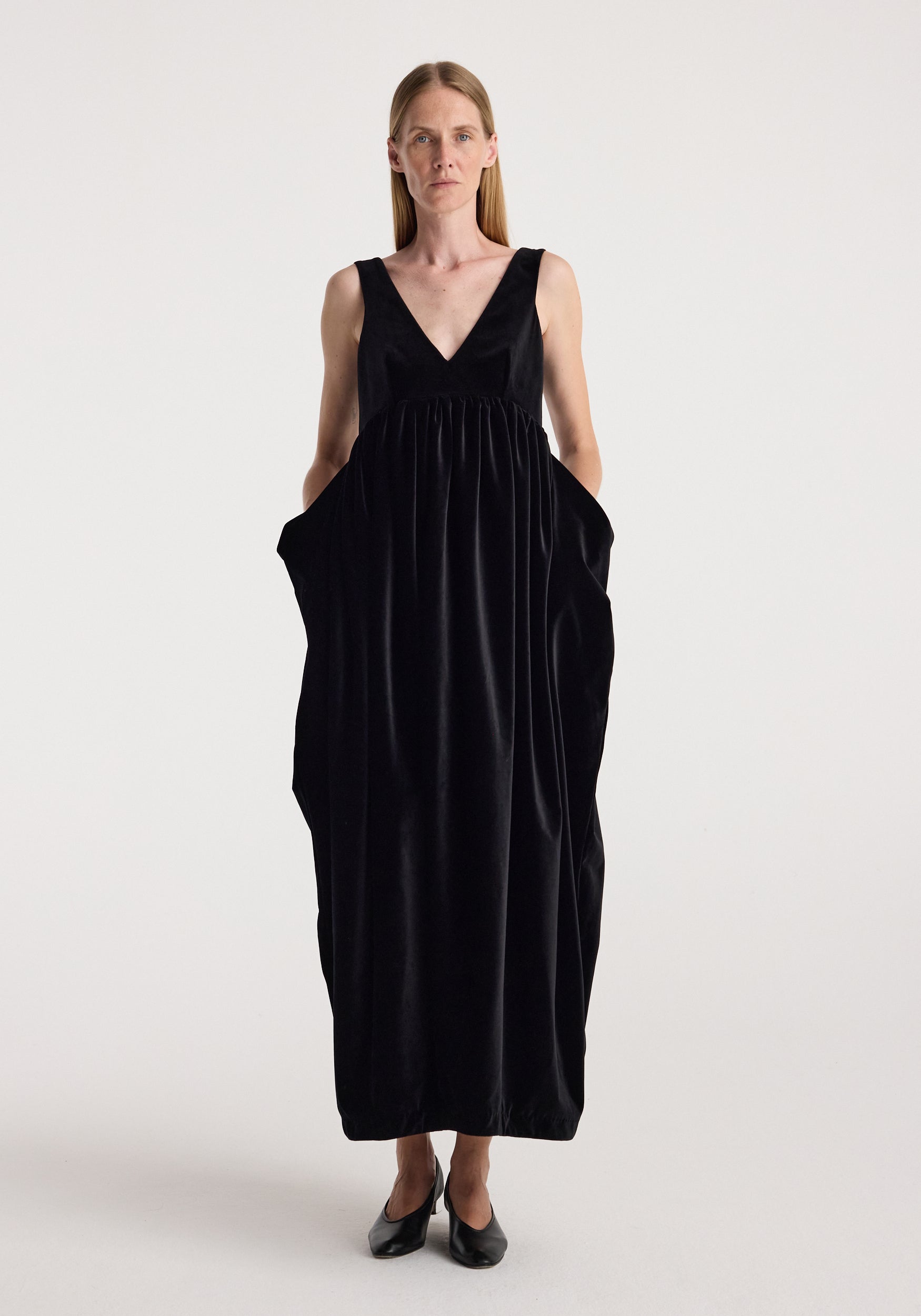 Sculptural volume velvet dress | black