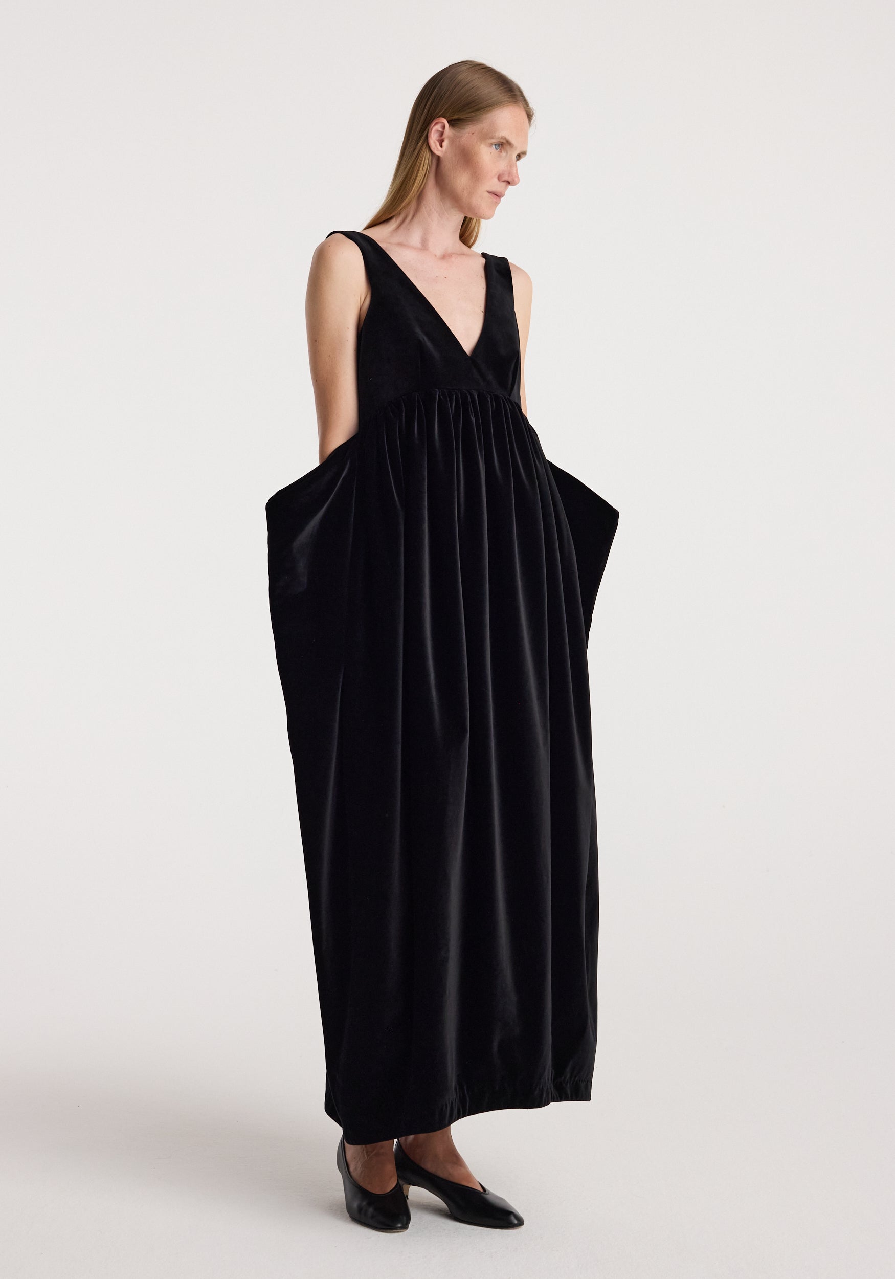 Sculptural volume velvet dress | black
