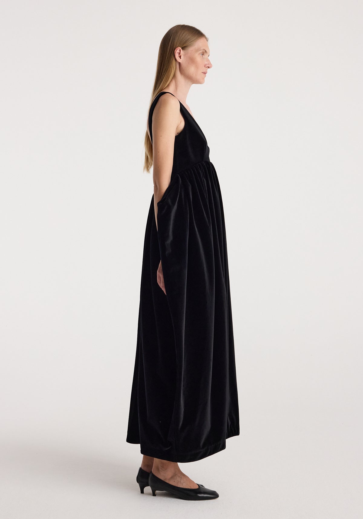 Sculptural volume velvet dress | black