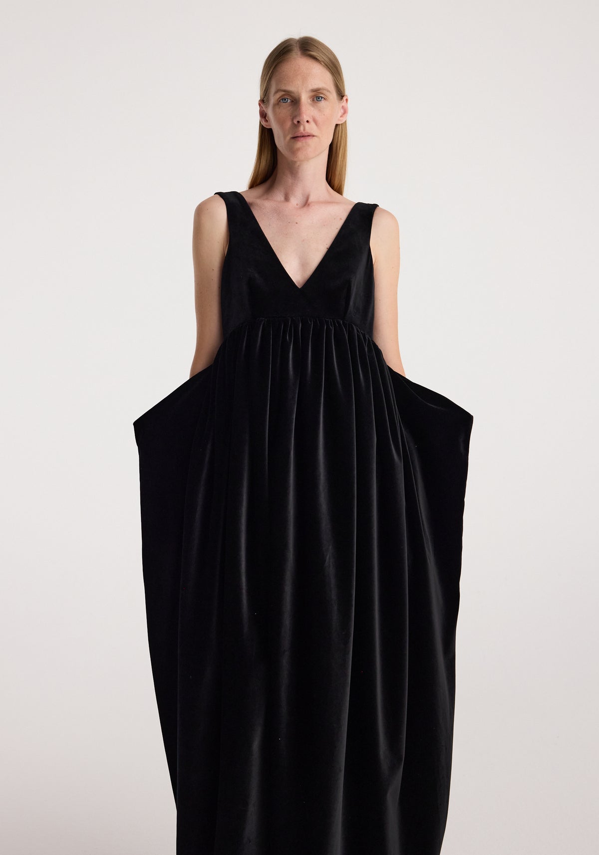 Sculptural volume velvet dress | black