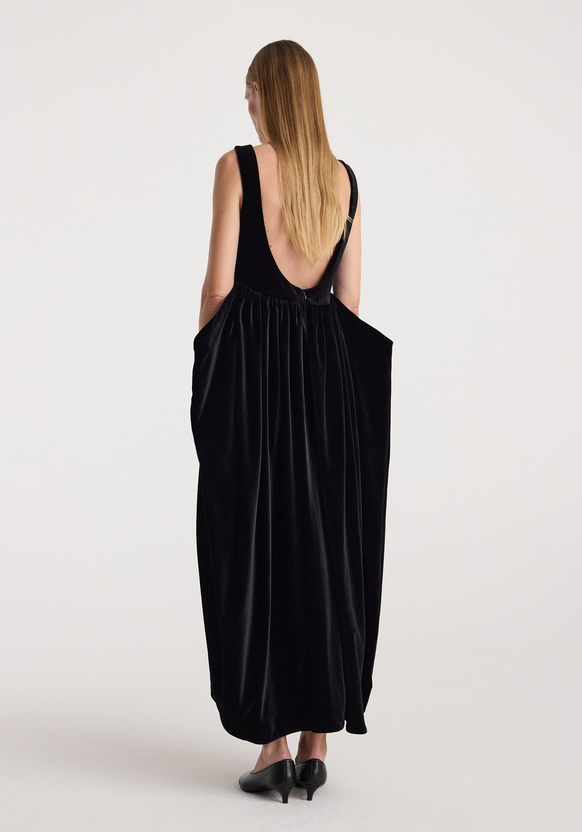 Sculptural volume velvet dress | black