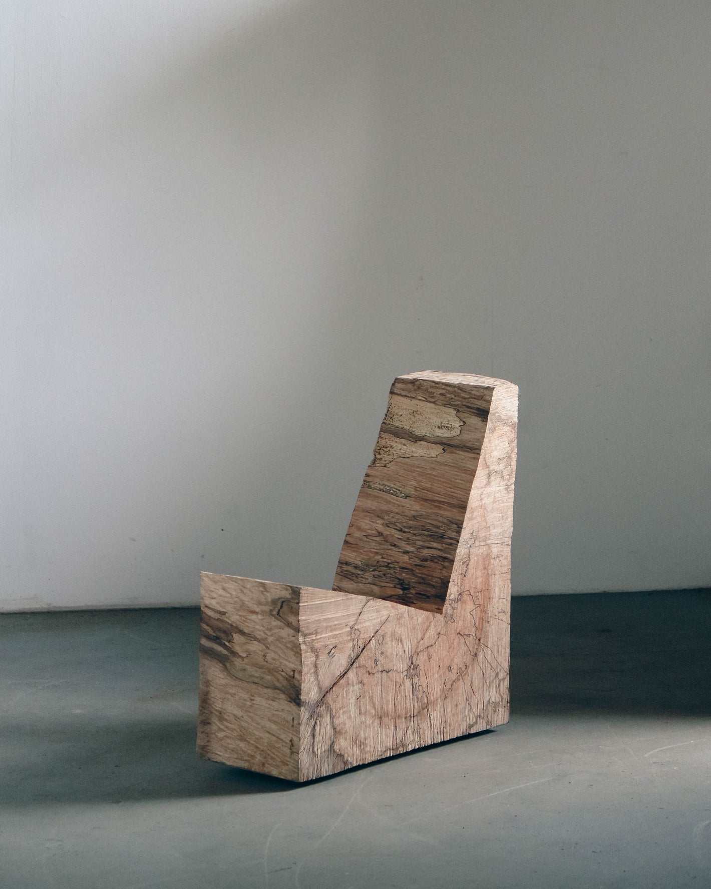 Brutalist Chair | 5788: Minimalist L-shaped oak chair showcasing natural grain and spalting, crafted by Arne Kristian with visible saw cuts, emphasizing sculpture and function.