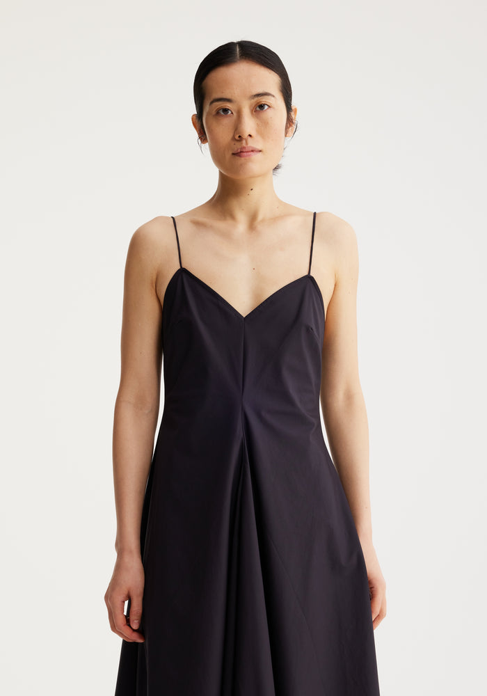 Cotton strap dress with wider hem | noir