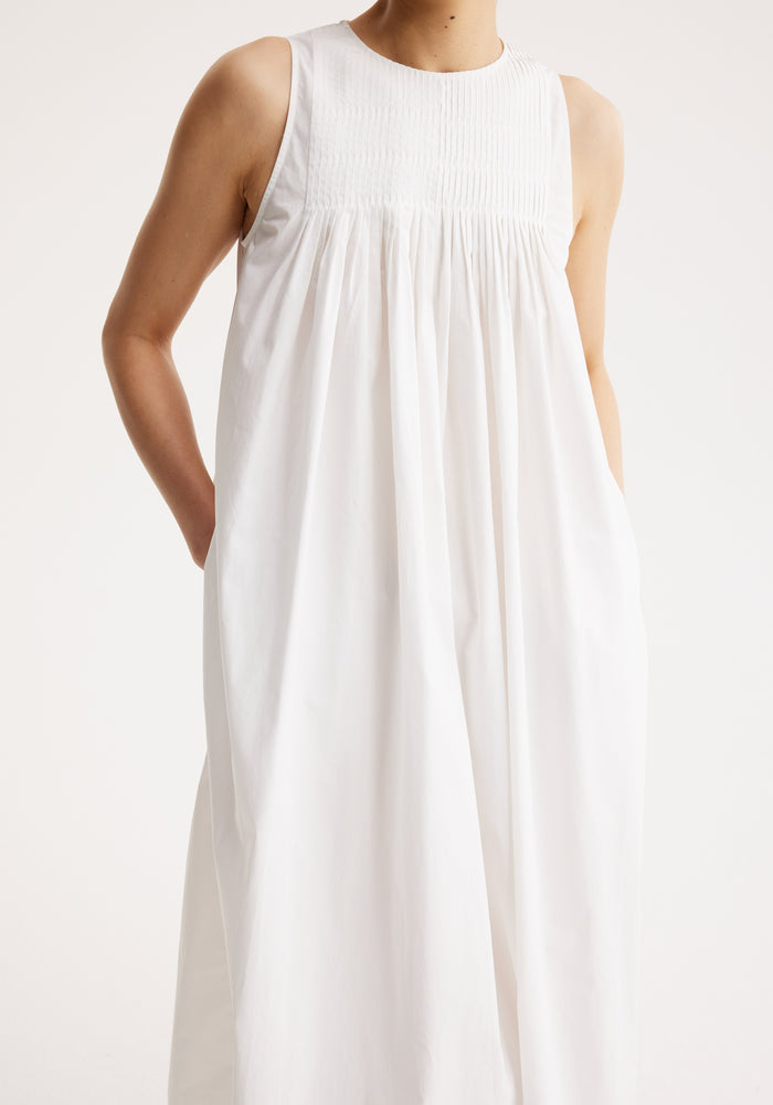 Sleeveless pleated a-line dress | white