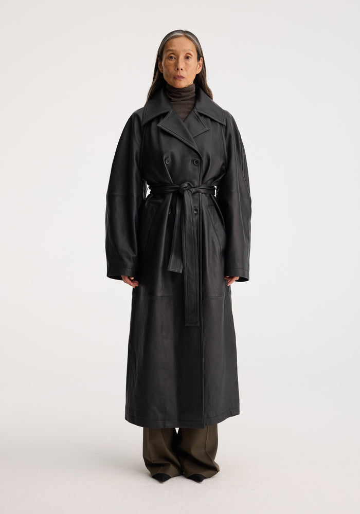 Belted leather trenchcoat | black