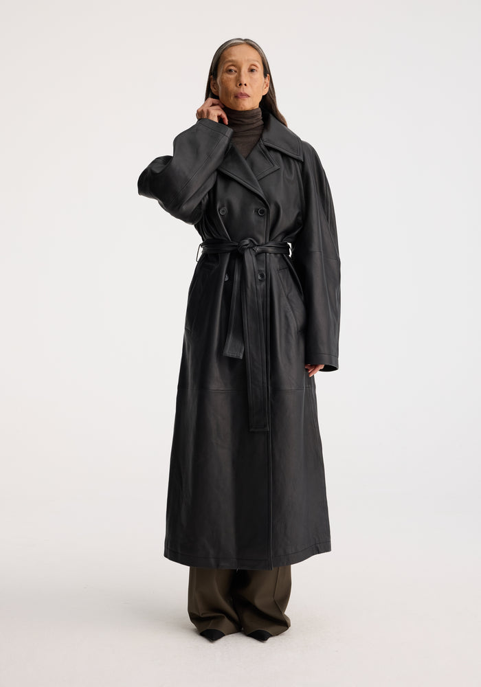 Belted leather trenchcoat | black