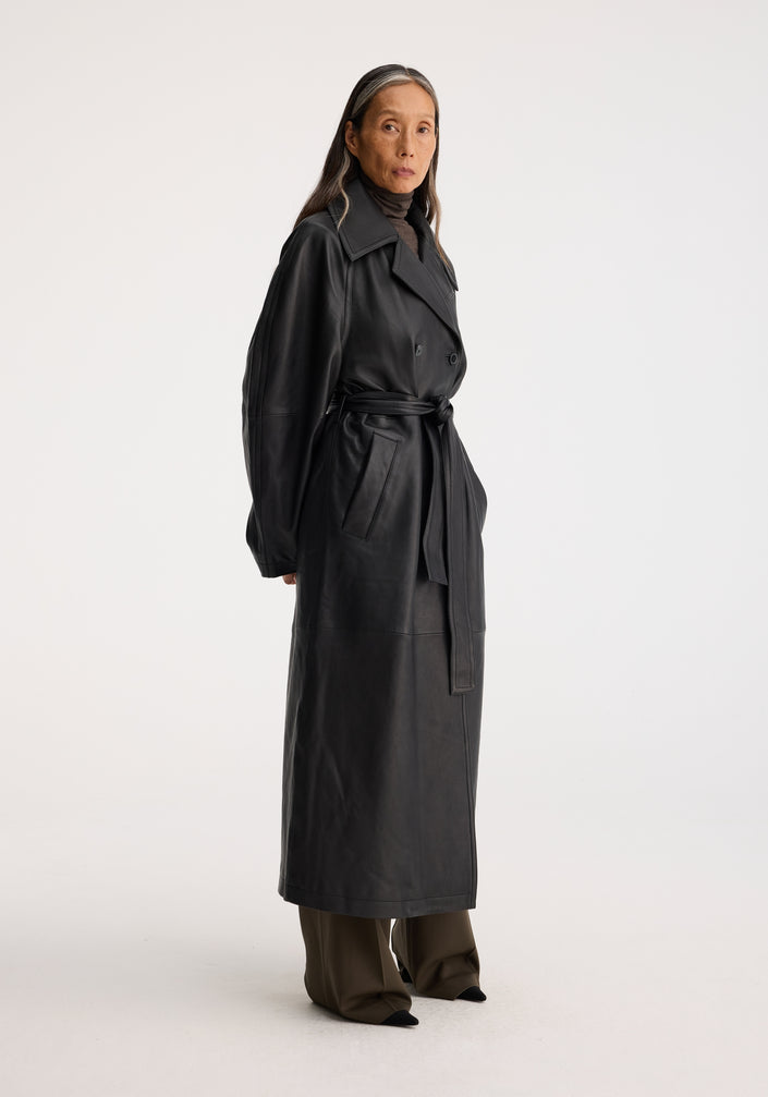 Belted leather trenchcoat | black