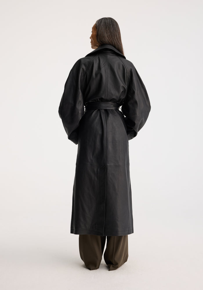 Belted leather trenchcoat | black