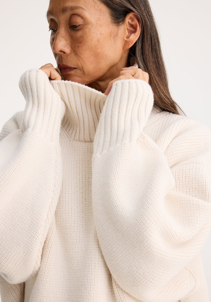 Compact turtleneck jumper | off white