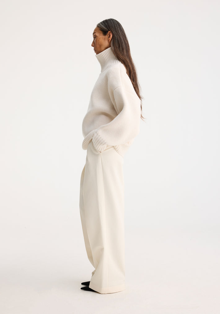 Compact turtleneck jumper | off white