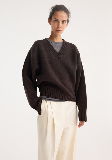 Sculptural compact v-neck | dark brown