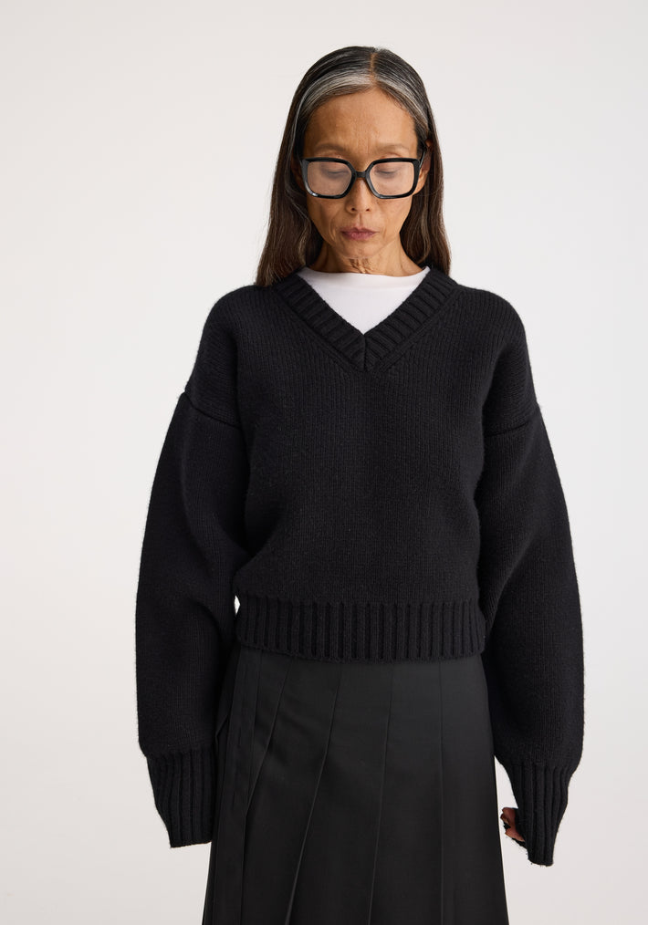 Compact v-neck jumper | black