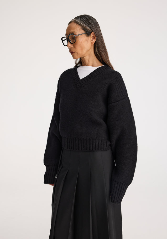 Compact v-neck jumper | black